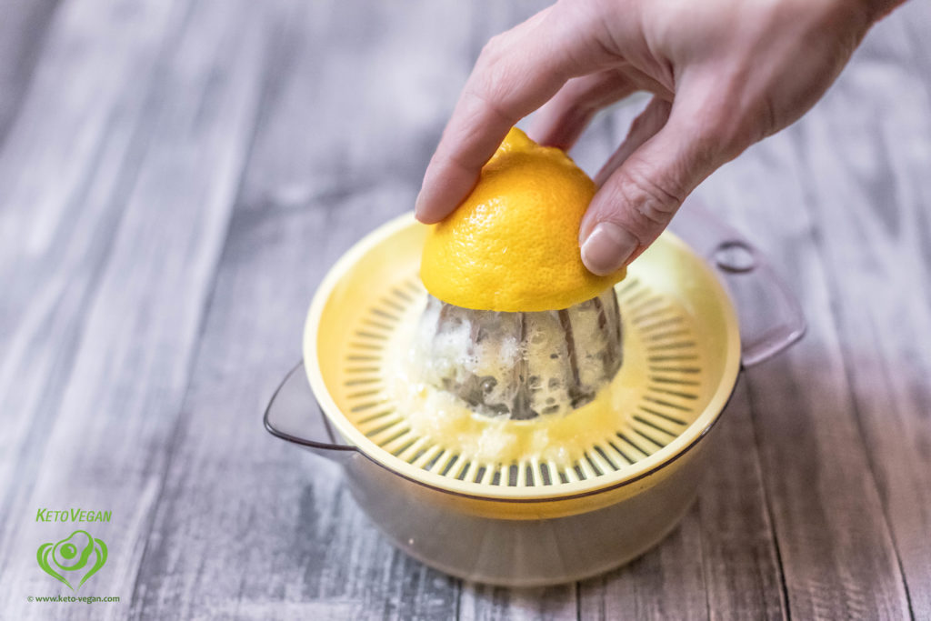 Squeezing lemon | www.keto-vegan.com